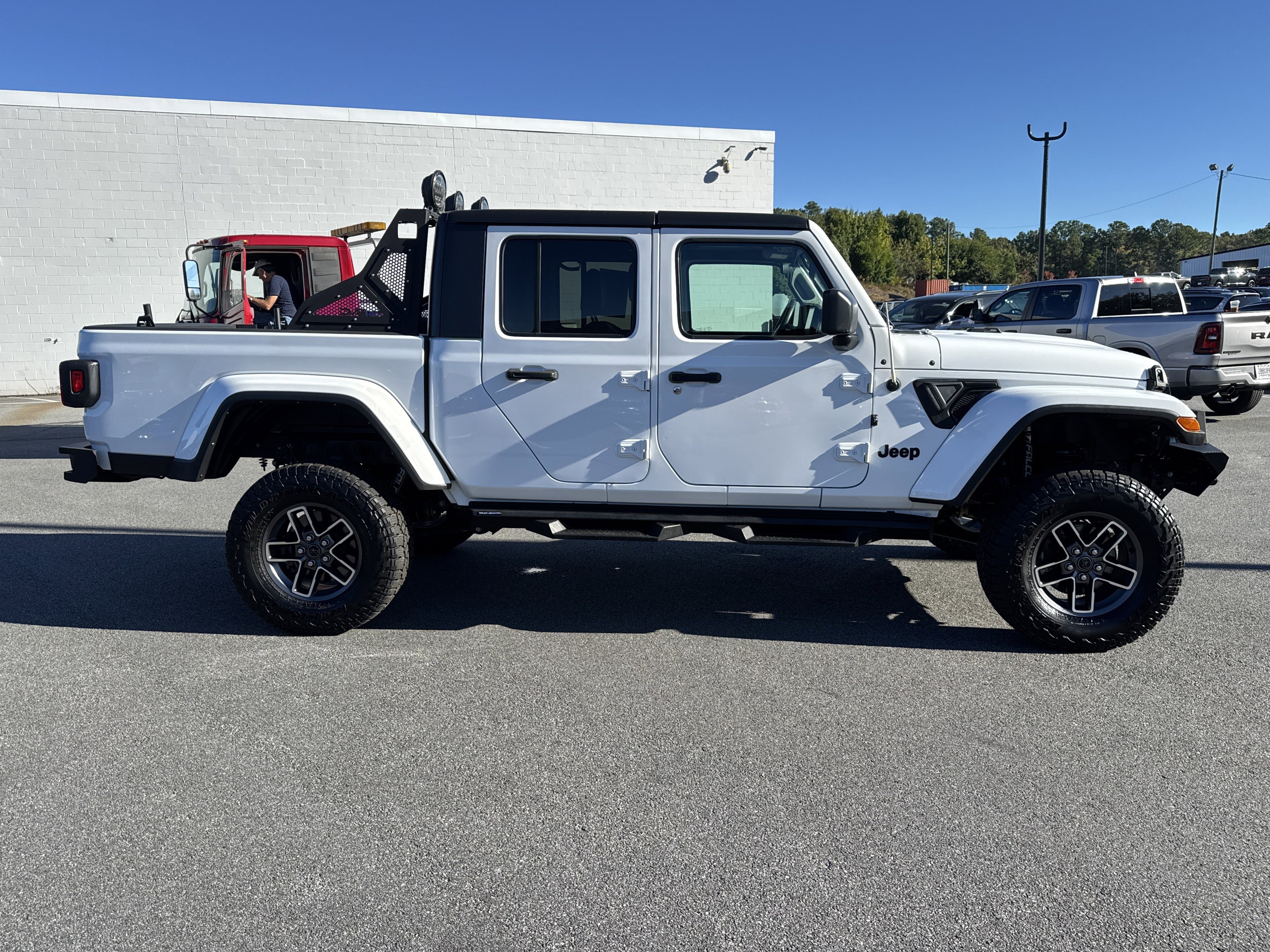 Used 2021 Jeep Gladiator Sport image 9