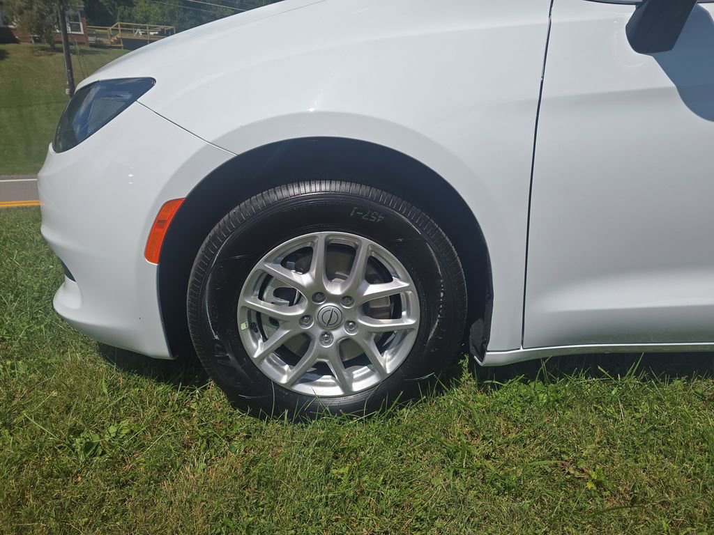 New 2025 Chrysler Voyager LX image 7