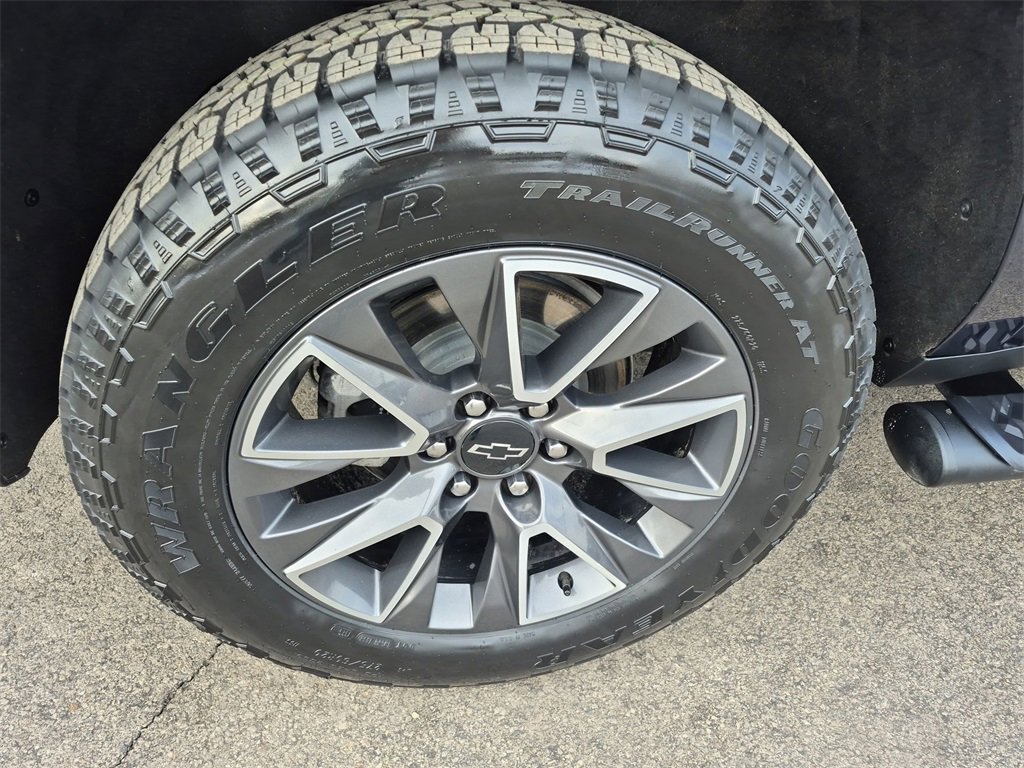 Used 2024 Chevrolet Suburban Z71 w/ Luxury Package image 17