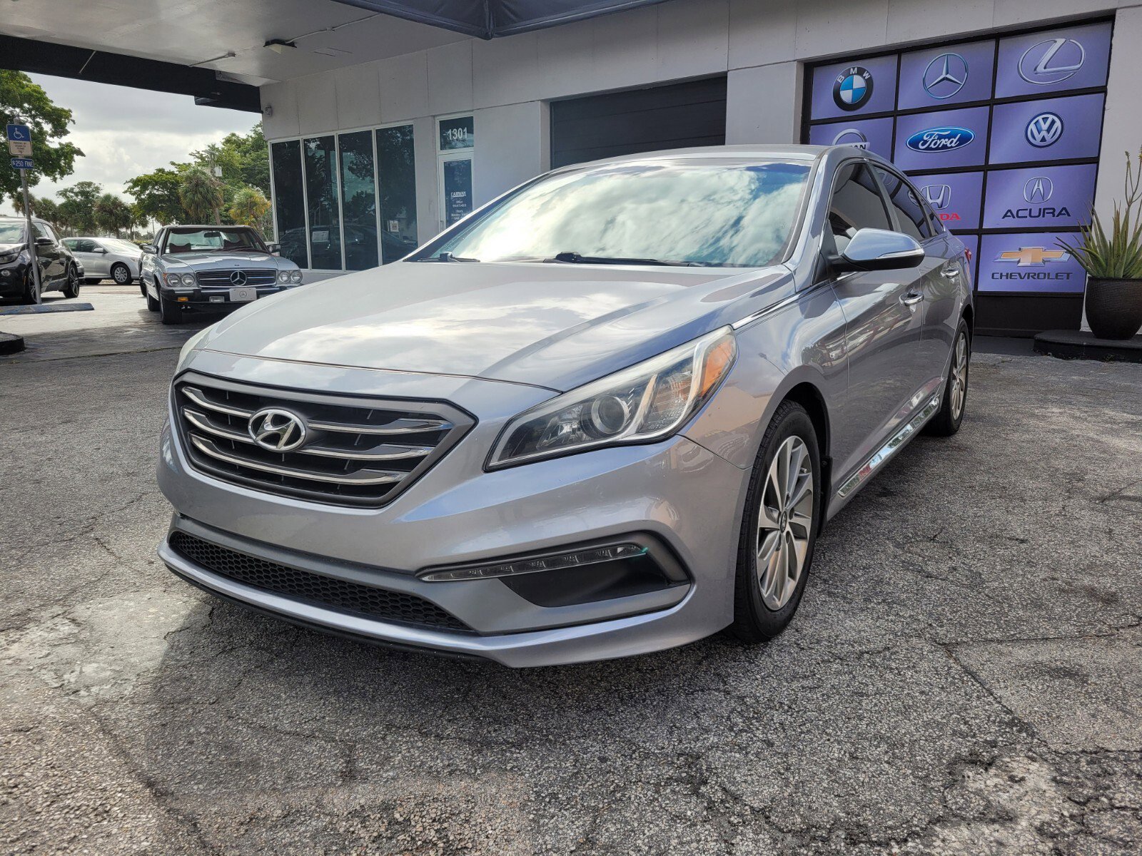 Used 2015 Hyundai Sonata Sport w/ Option Group 03 image 2