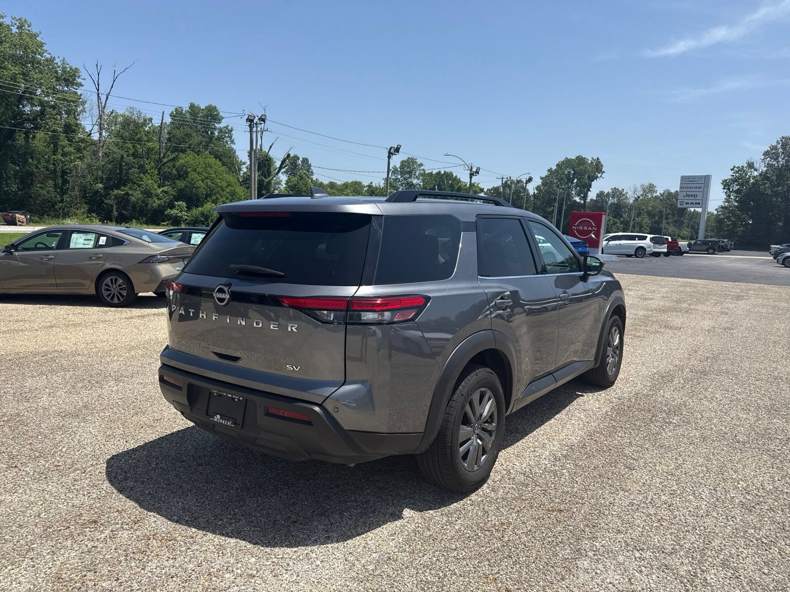 Used 2024 Nissan Pathfinder SV FWD image 3
