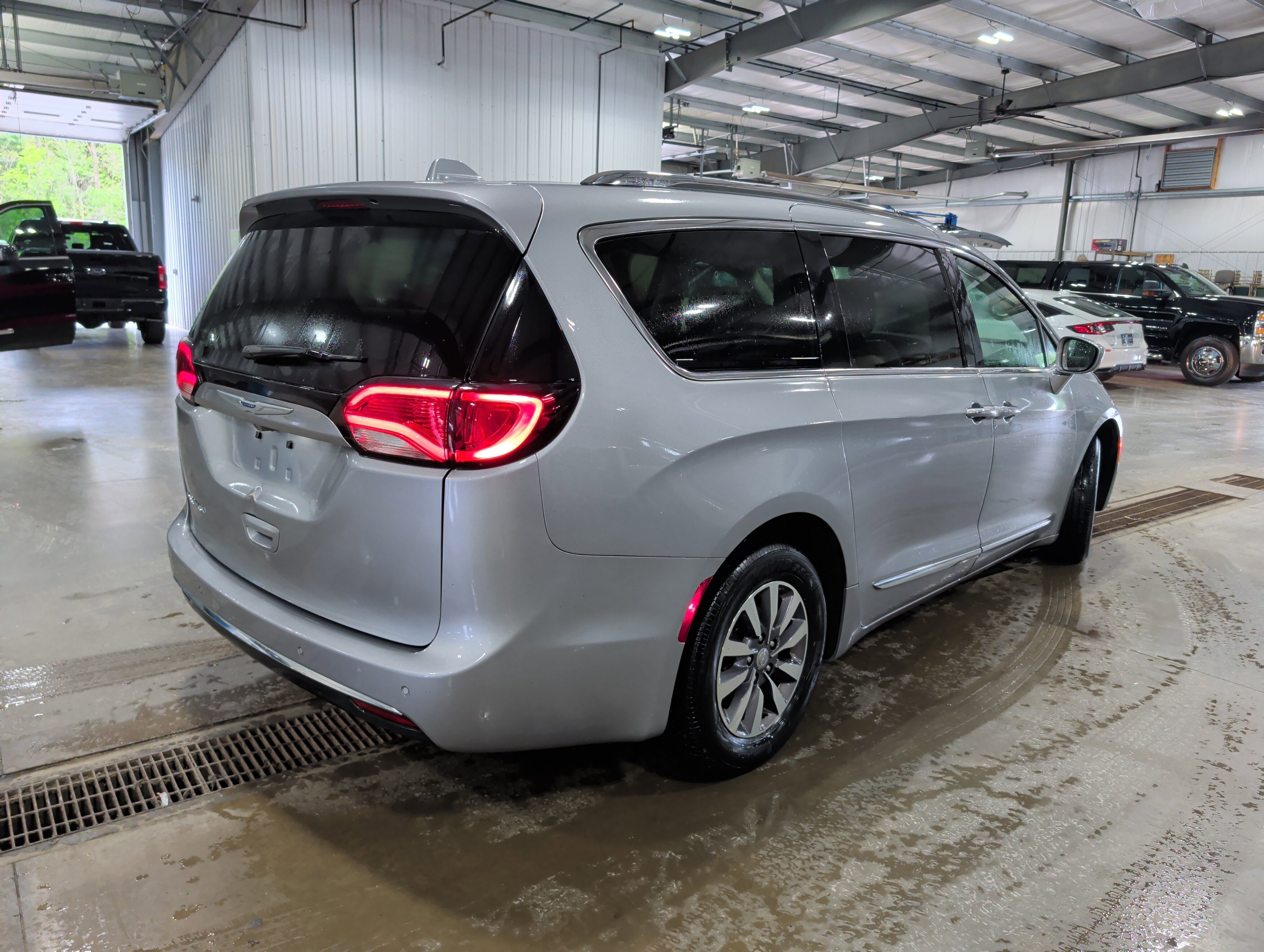 Used 2020 Chrysler Pacifica Touring-L Plus FWD image 3