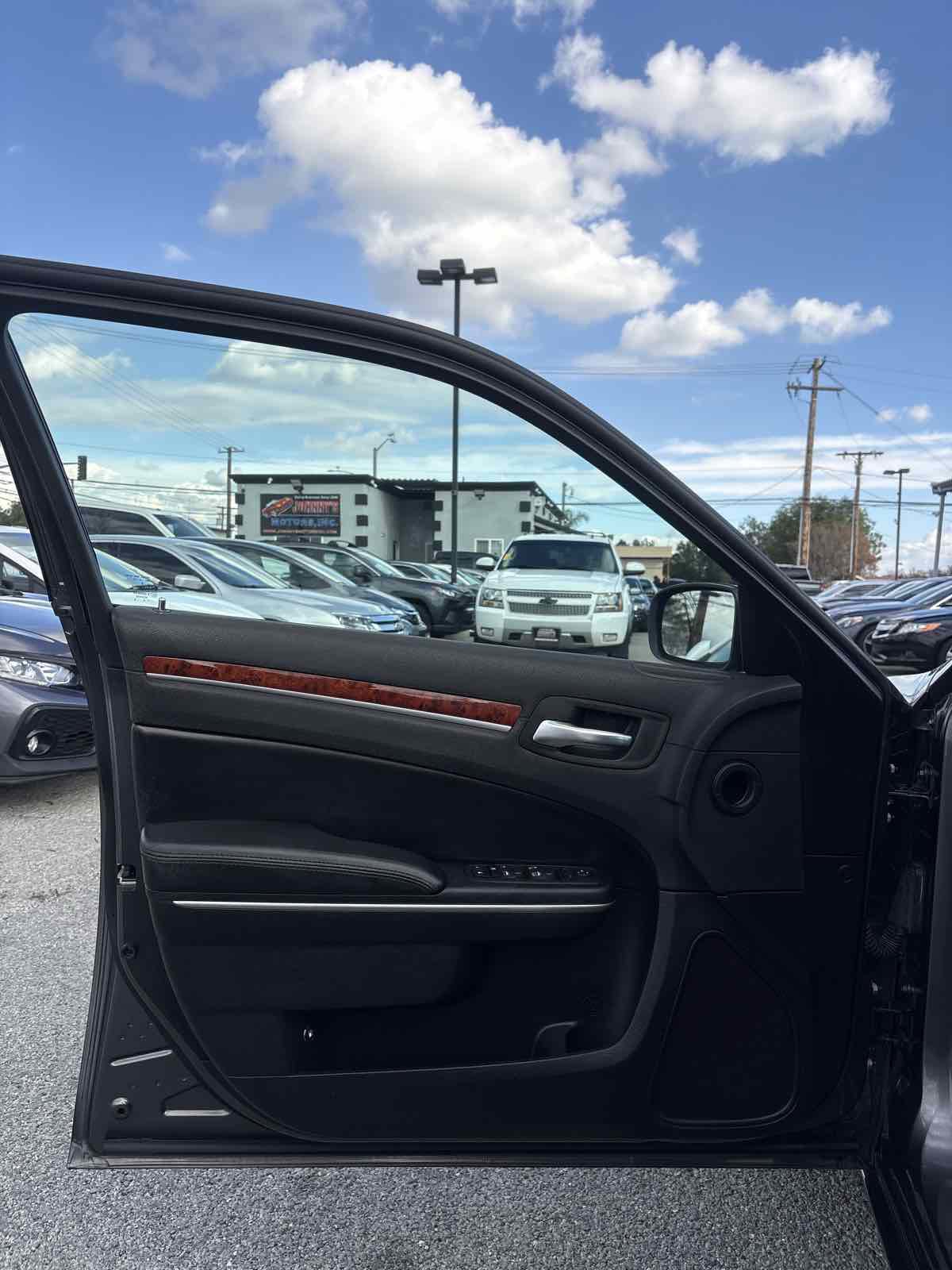 Used 2014 Chrysler 300 image 6