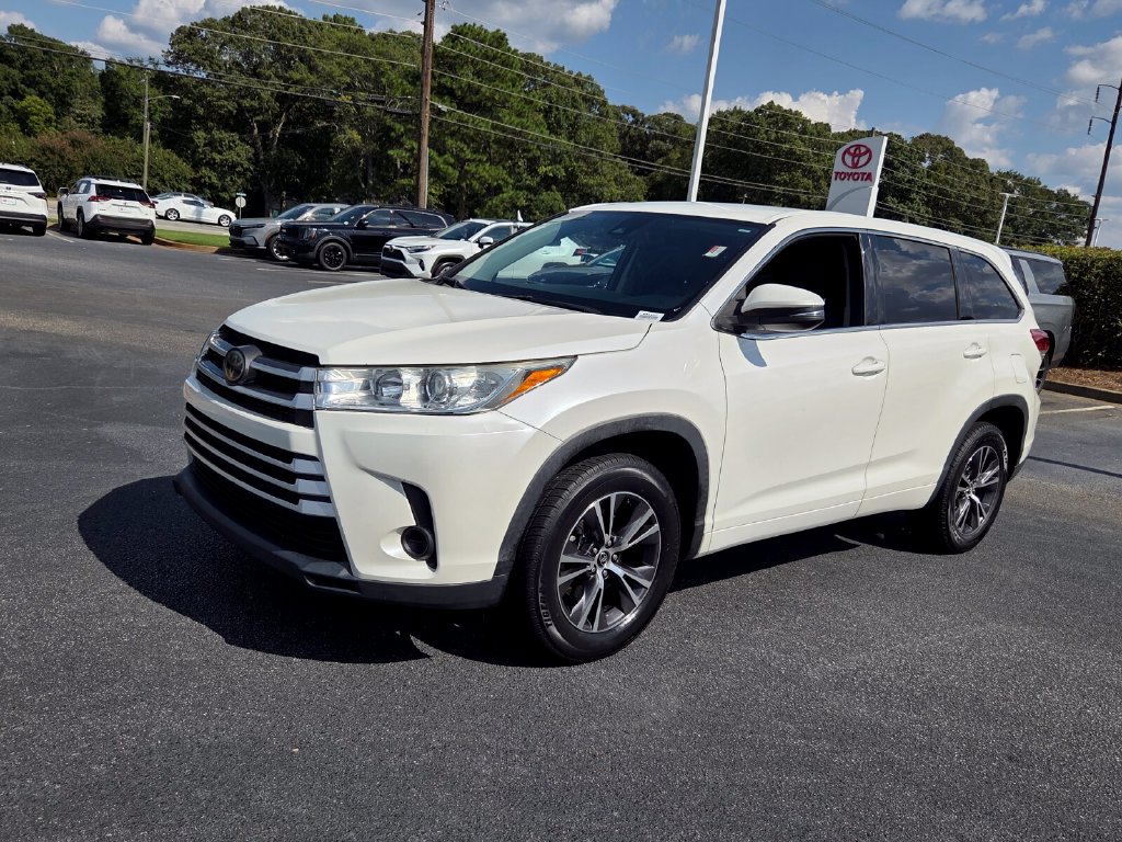 Used 2018 Toyota Highlander LE FWD image 3