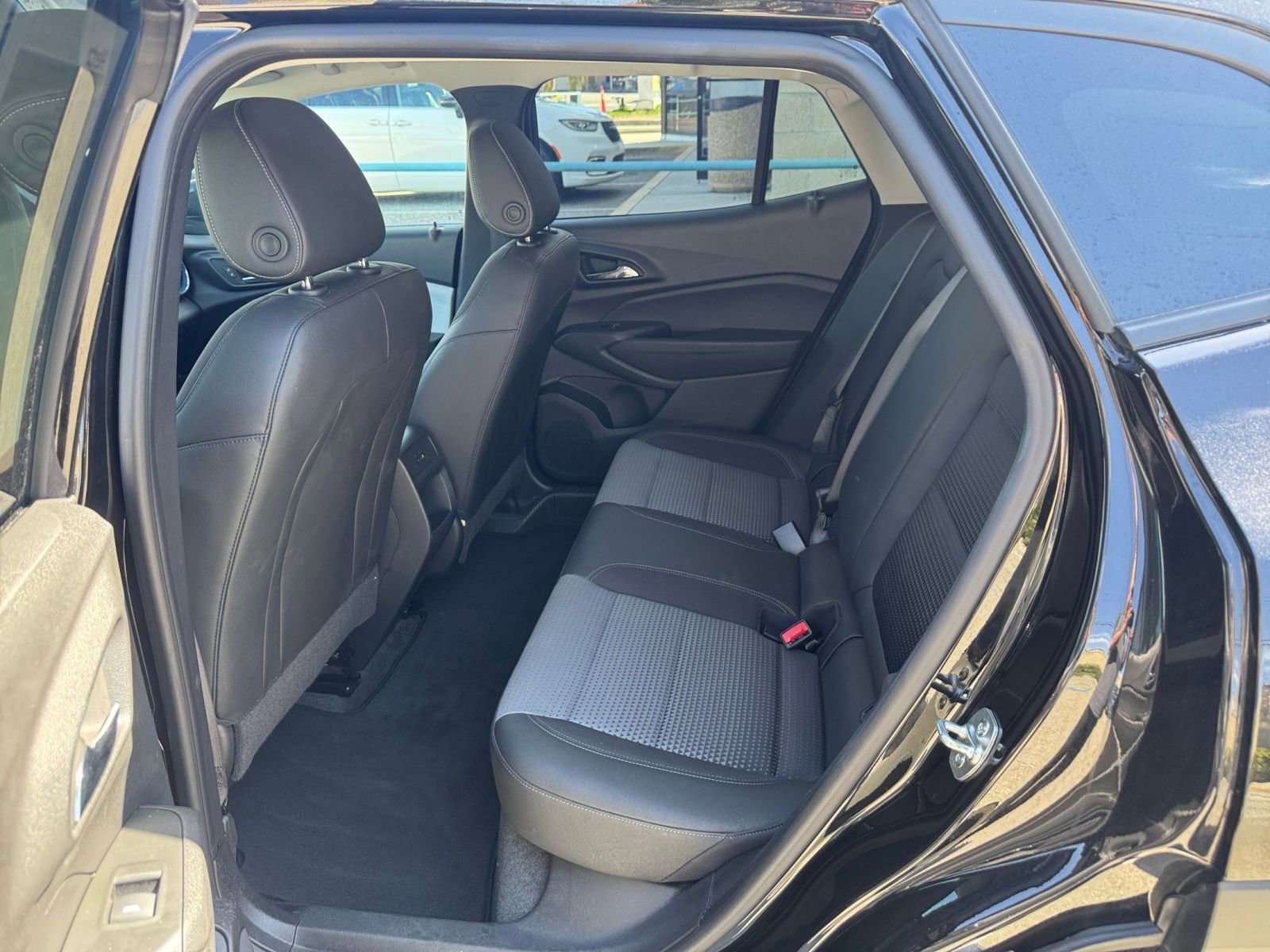Used 2025 Chevrolet Trax LT FWD image 25
