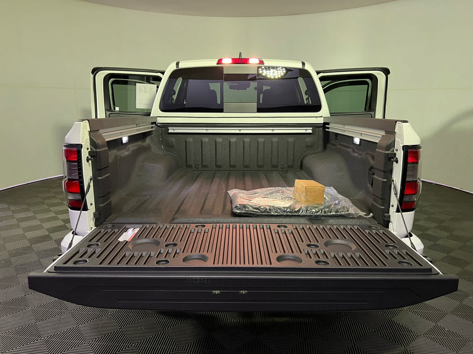 Used 2025 Nissan Frontier SV w/ SV Convenience Package AWD/4WD image 25