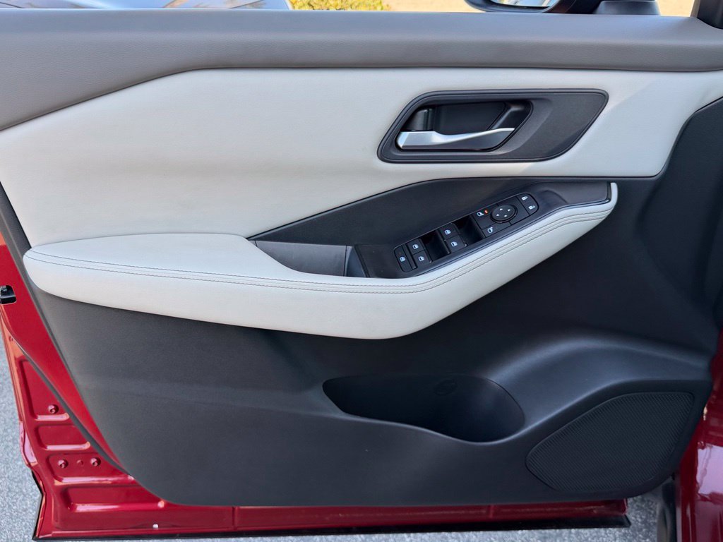 Certified 2025 Nissan Rogue SV FWD image 10