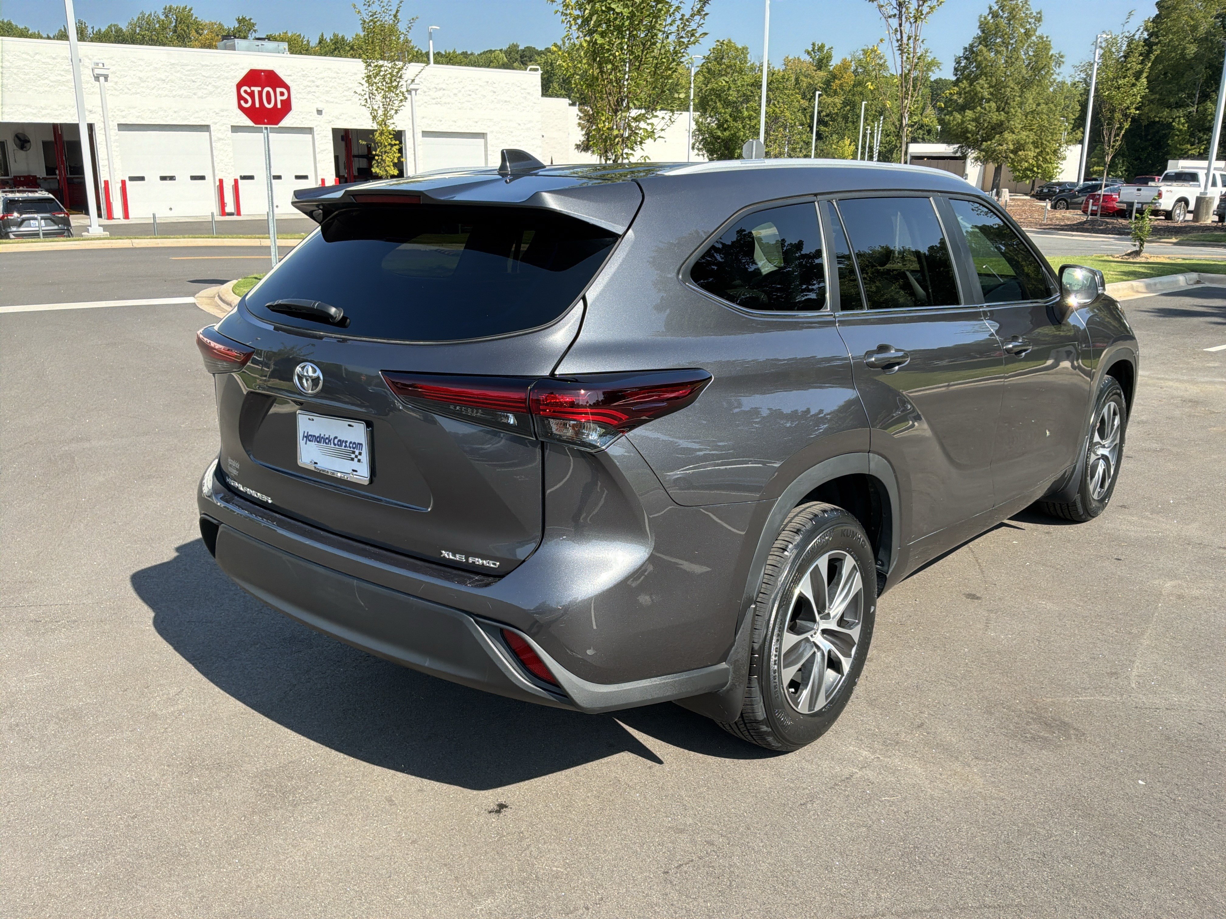 Used 2024 Toyota Highlander XLE AWD/4WD image 10