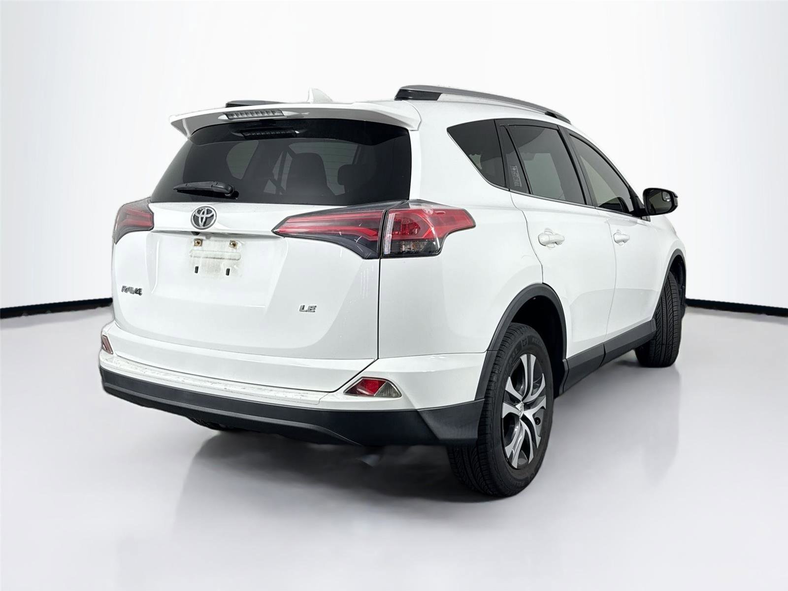 Used 2018 Toyota RAV4 LE image 6