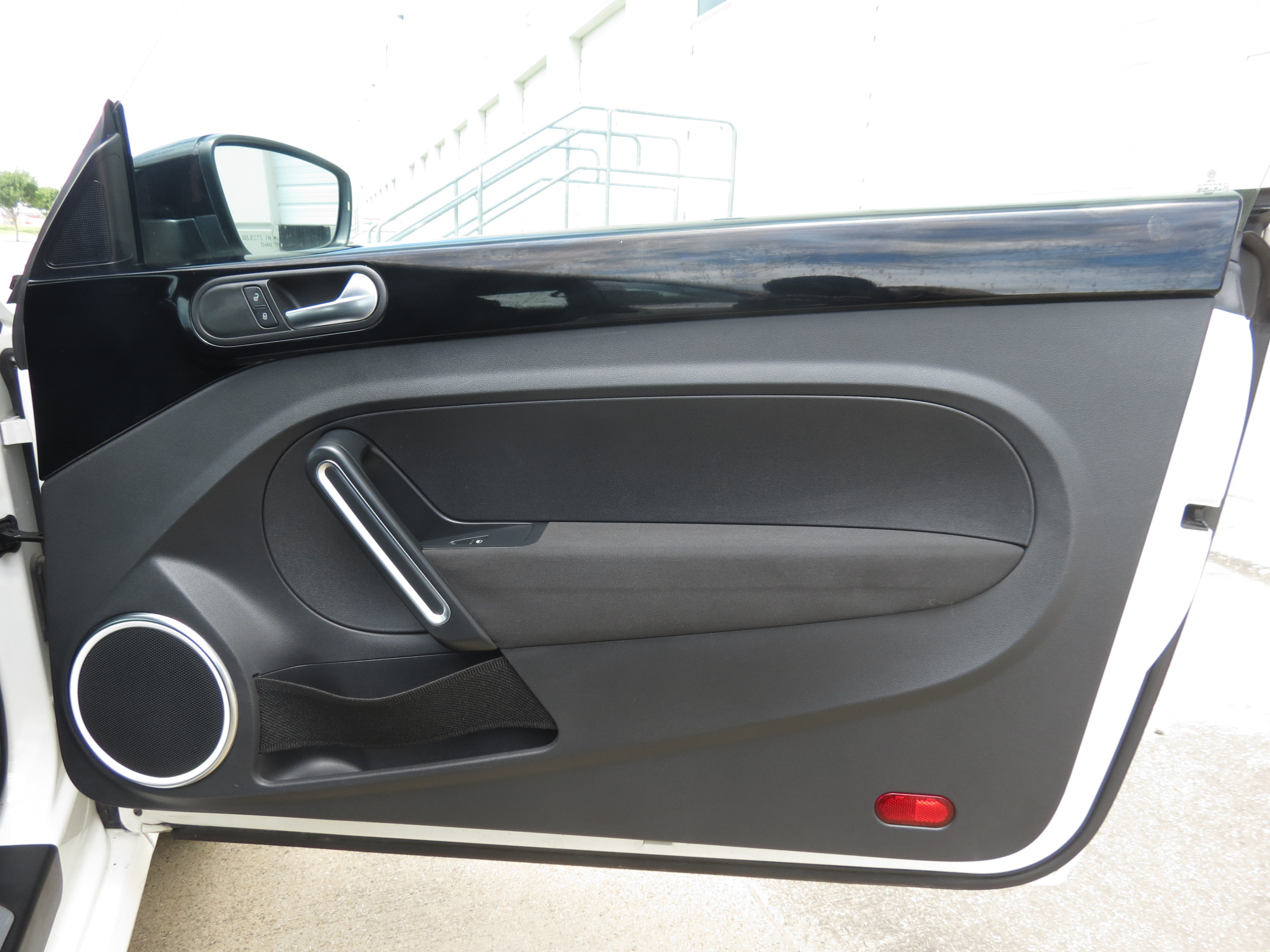 Used 2012 Volkswagen Beetle Turbo FWD image 23