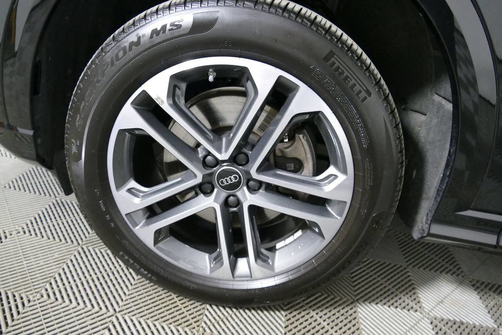 Certified 2025 Audi Q5 Premium w/ Convenience Package AWD/4WD image 9