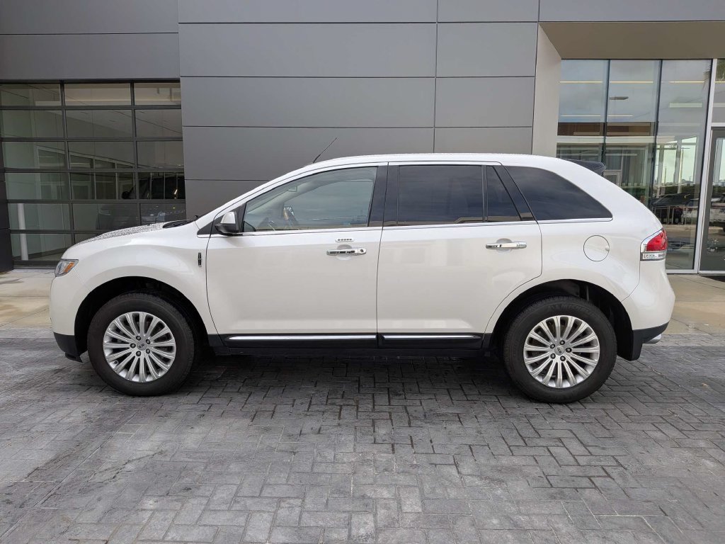 Used 2014 Lincoln MKX FWD w/ Walnut Swirl Wood Package image 2