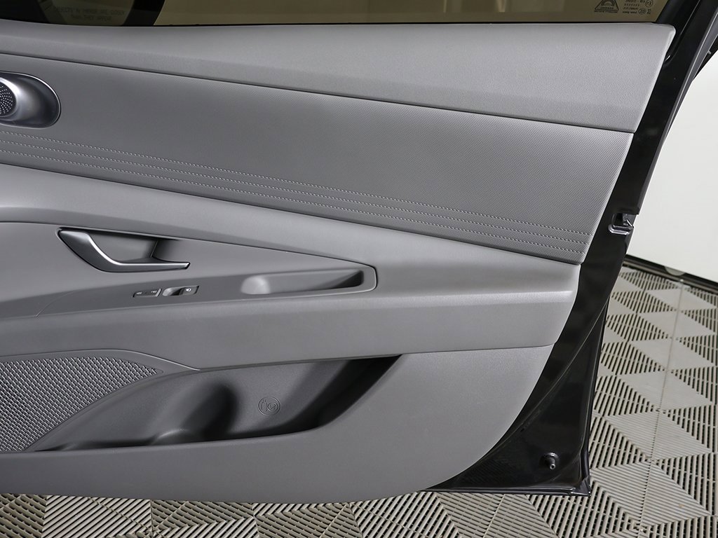 Used 2023 Hyundai Elantra Blue image 19