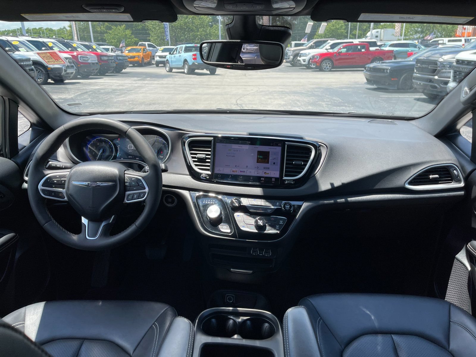 Used 2025 Chrysler Pacifica Select FWD image 15