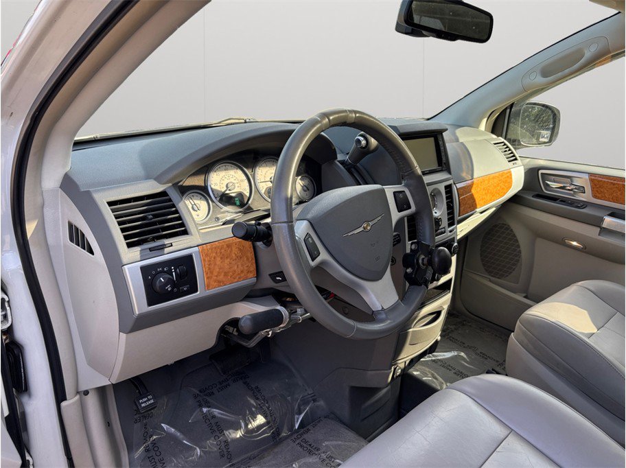 Used 2010 Chrysler Town & Country Limited image 6