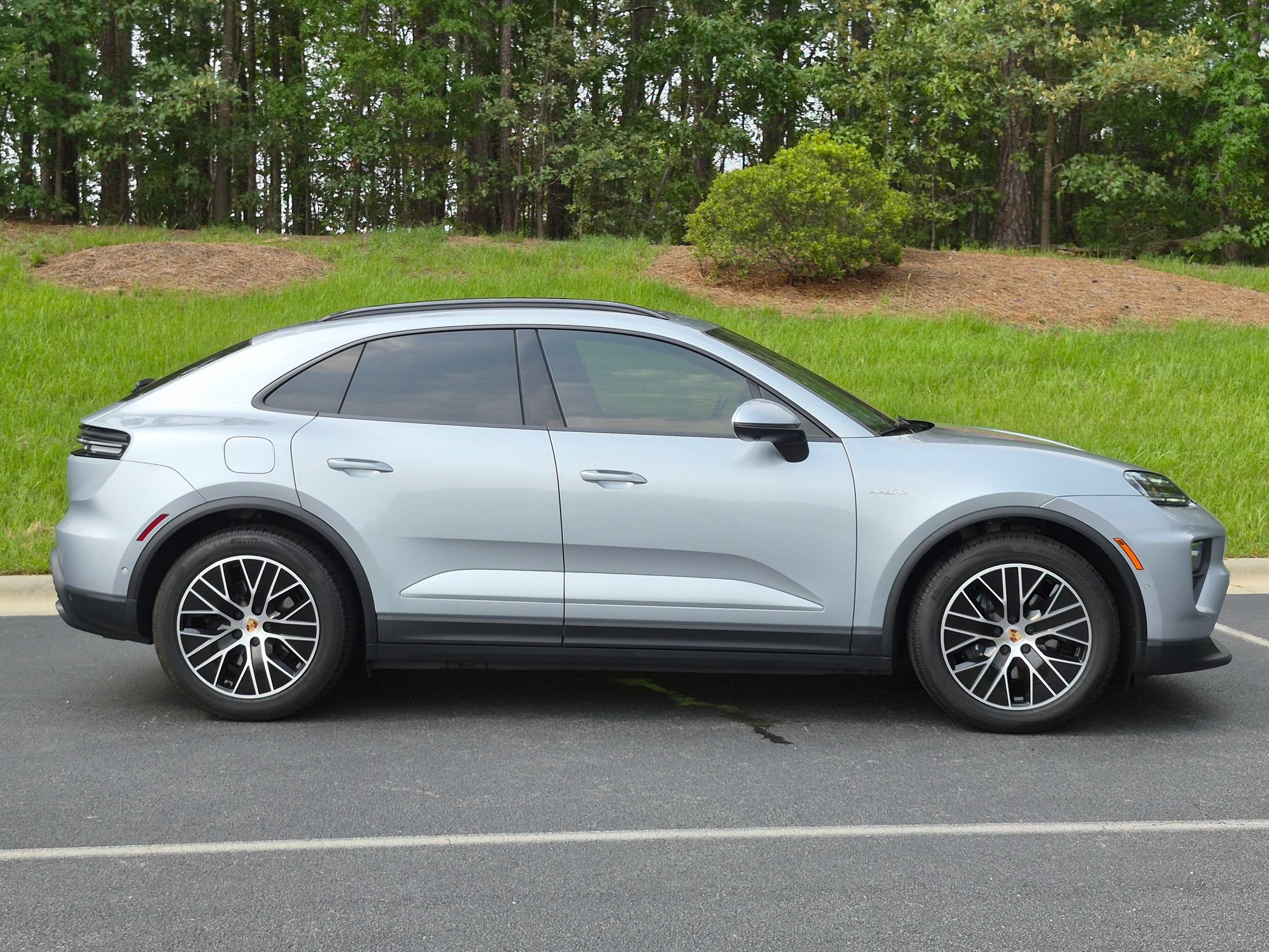 Certified 2025 Porsche Macan Electric RWD image 32