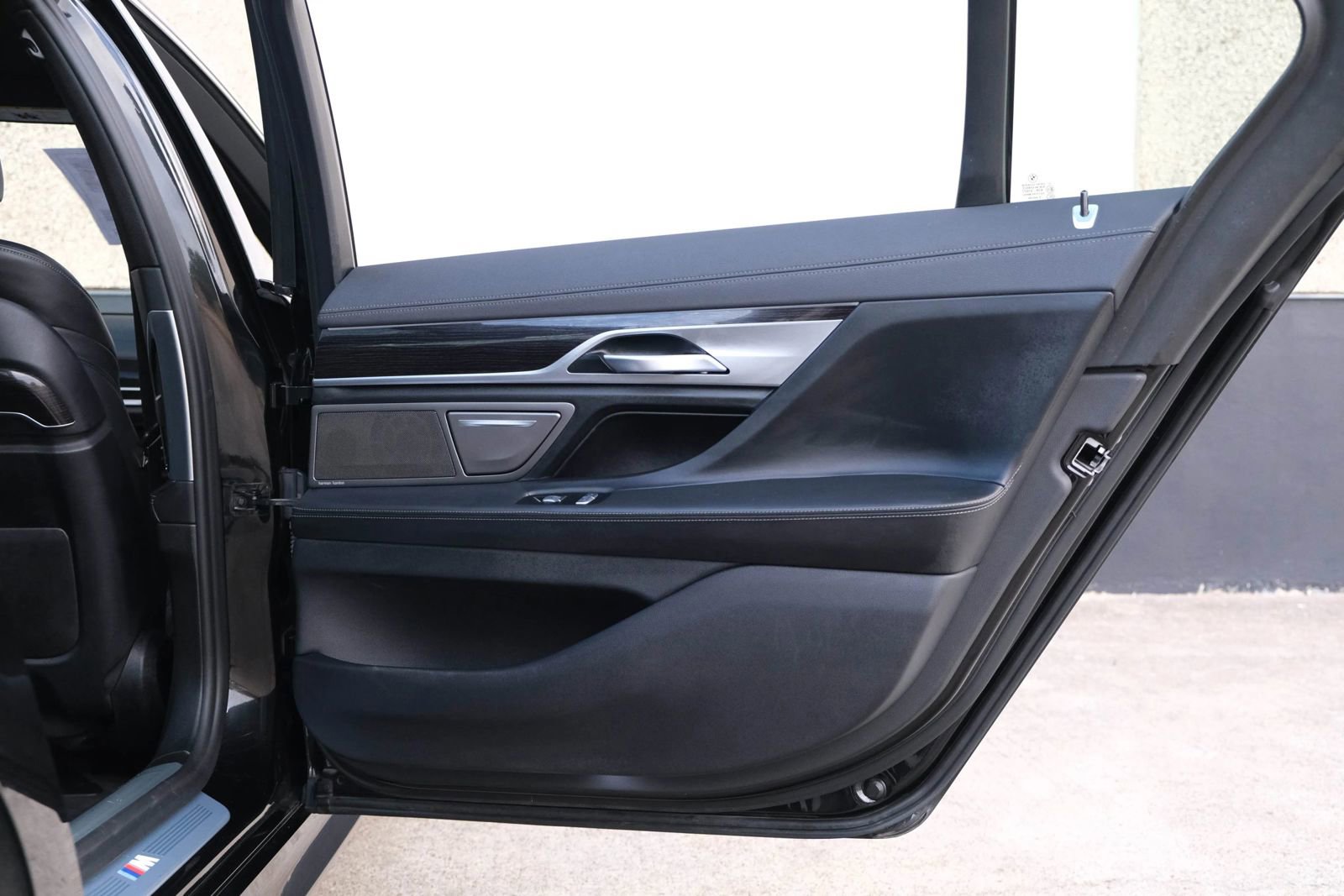 Used 2019 BMW 750i w/ M Sport Package image 25