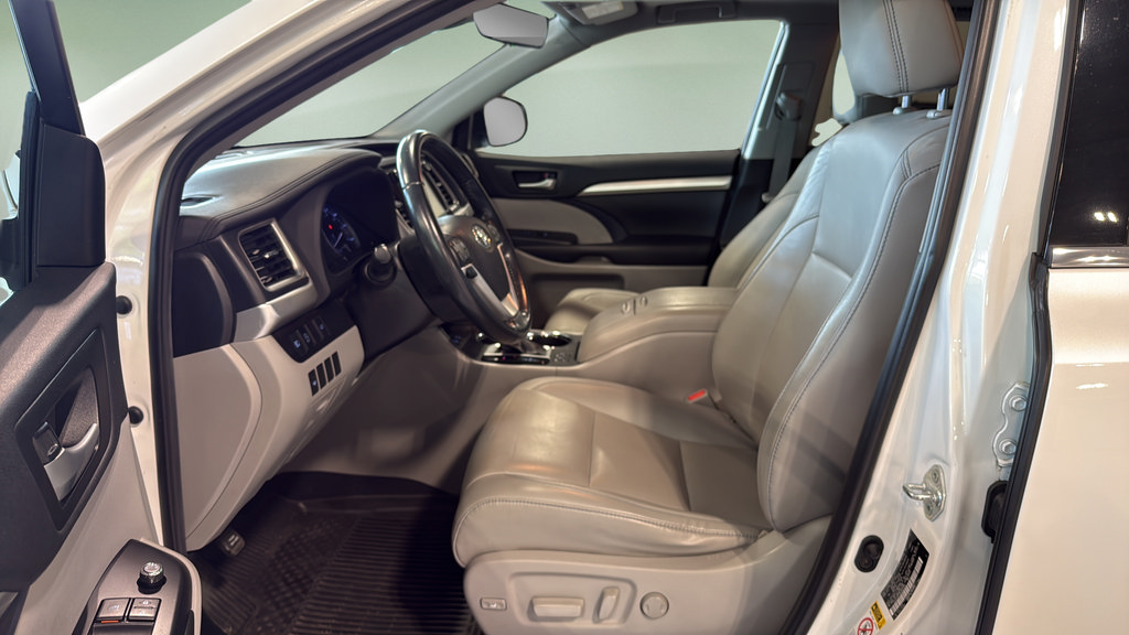 Used 2019 Toyota Highlander XLE AWD/4WD image 11