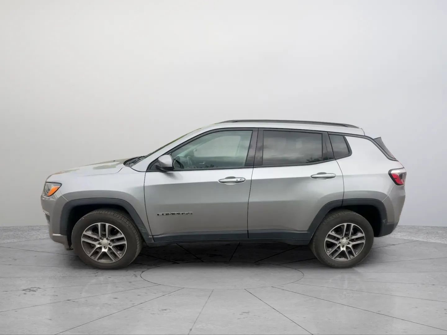 Used 2018 Jeep Compass Latitude w/ Popular Equipment Group AWD/4WD image 2