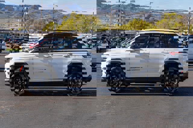 Used 2023 Jeep Grand Cherokee Altitude image 3