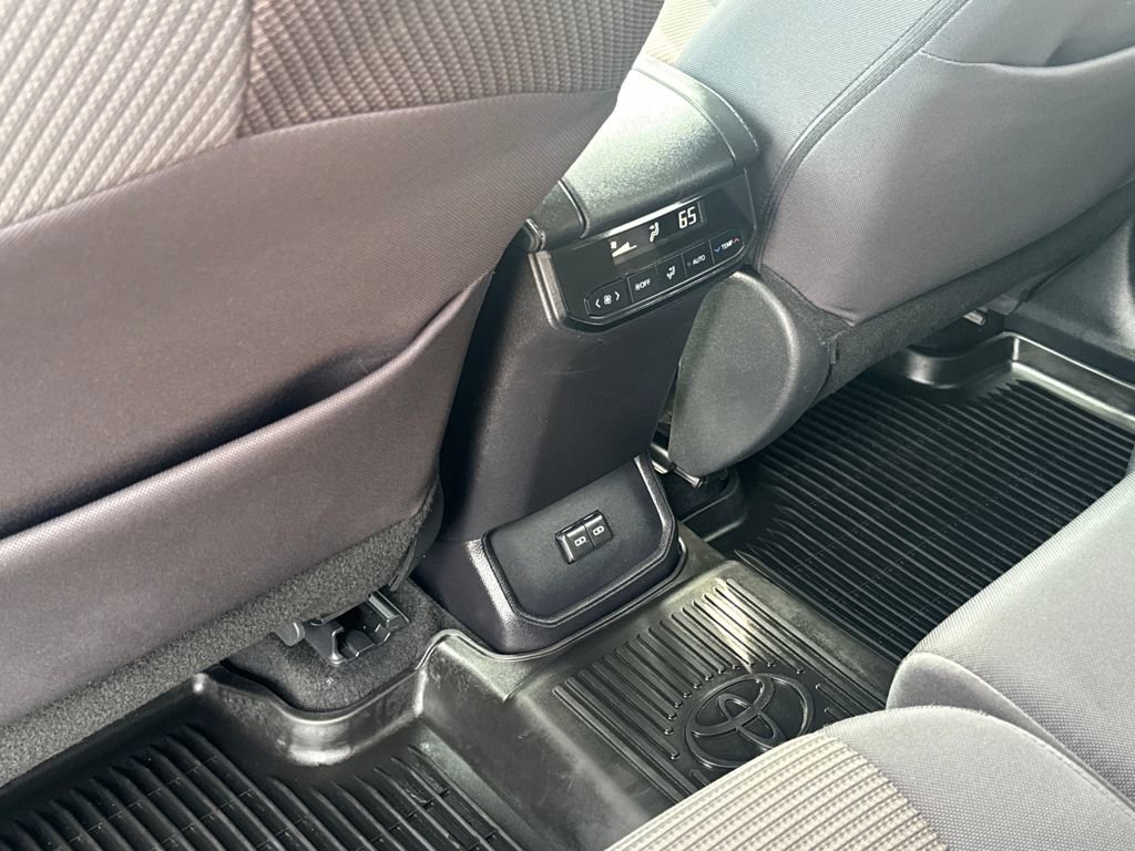 Used 2024 Toyota Highlander LE image 36