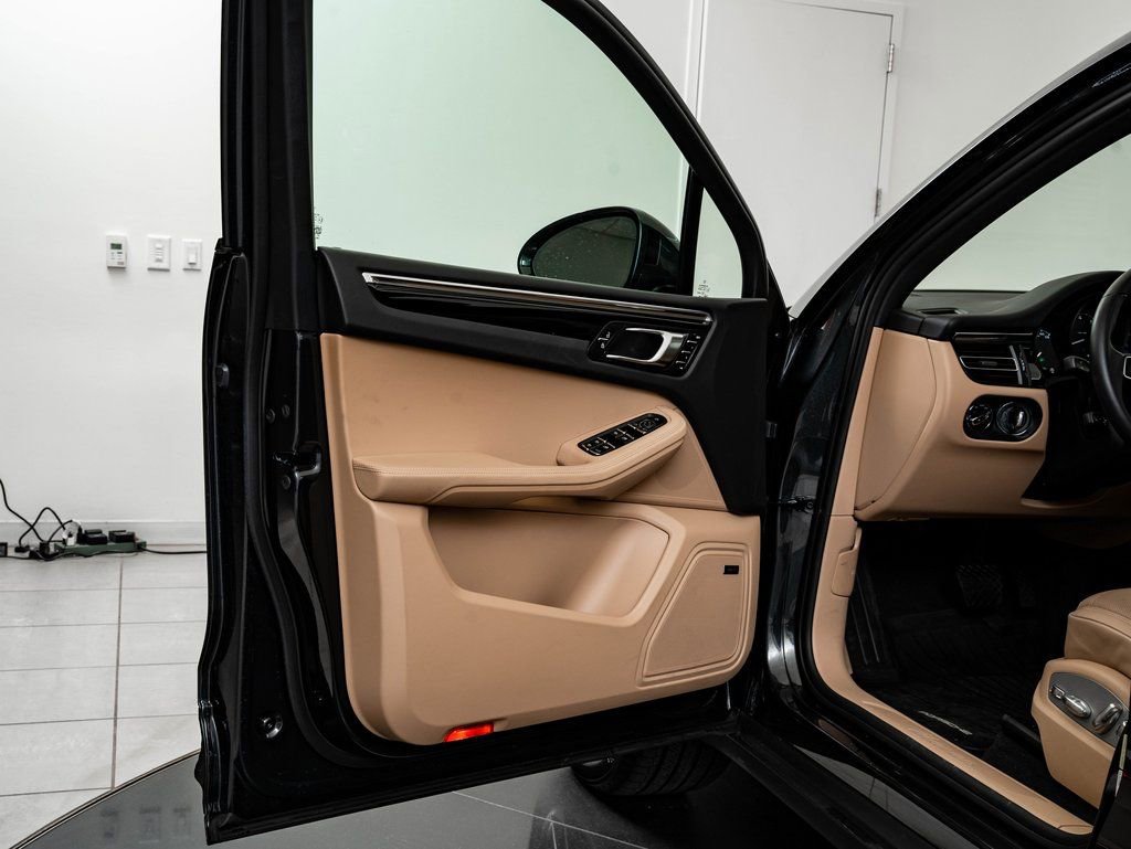 Certified 2025 Porsche Macan AWD/4WD image 27