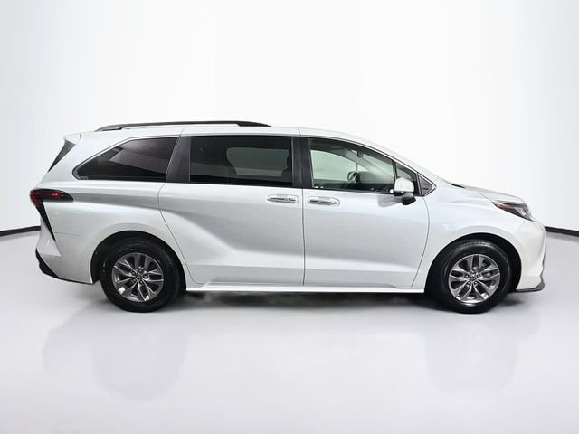 Used 2022 Toyota Sienna XLE w/ XLE Plus Package FWD image 11