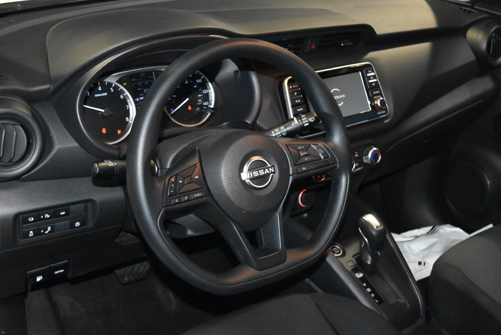 Used 2025 Nissan Kicks Play S FWD image 2