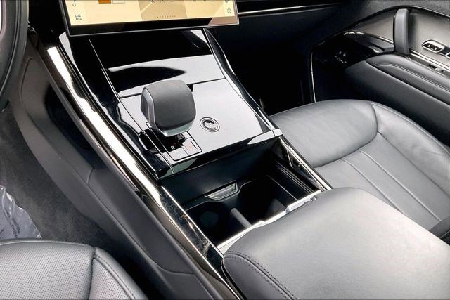 Used 2025 Land Rover Range Rover Sport SE image 17