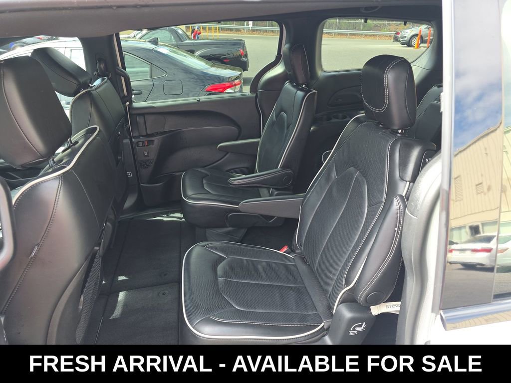 Used 2025 Chrysler Pacifica Limited image 13