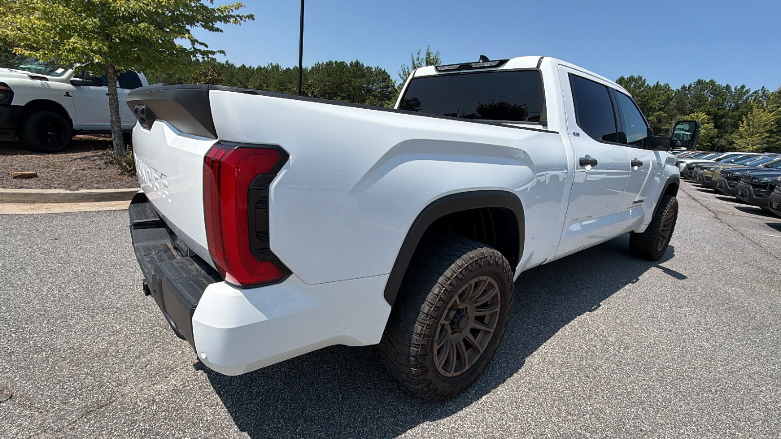 Used 2022 Toyota Tundra SR5 w/ SR5 Convenience Package AWD/4WD image 8