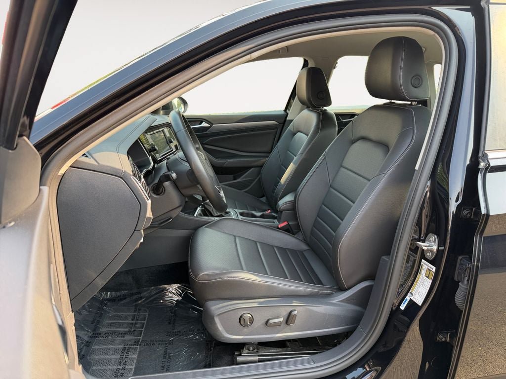 Used 2024 Volkswagen Jetta SE FWD image 6