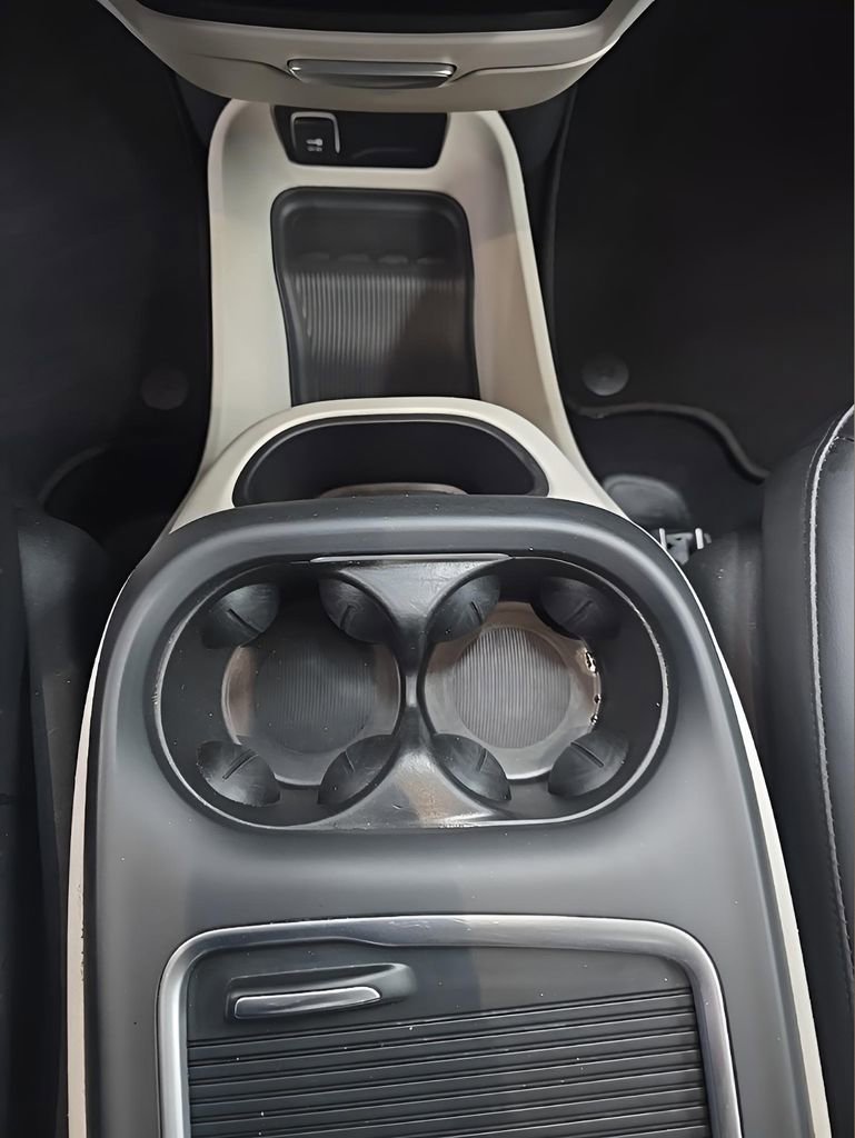 Used 2024 Chrysler Pacifica Touring-L image 27