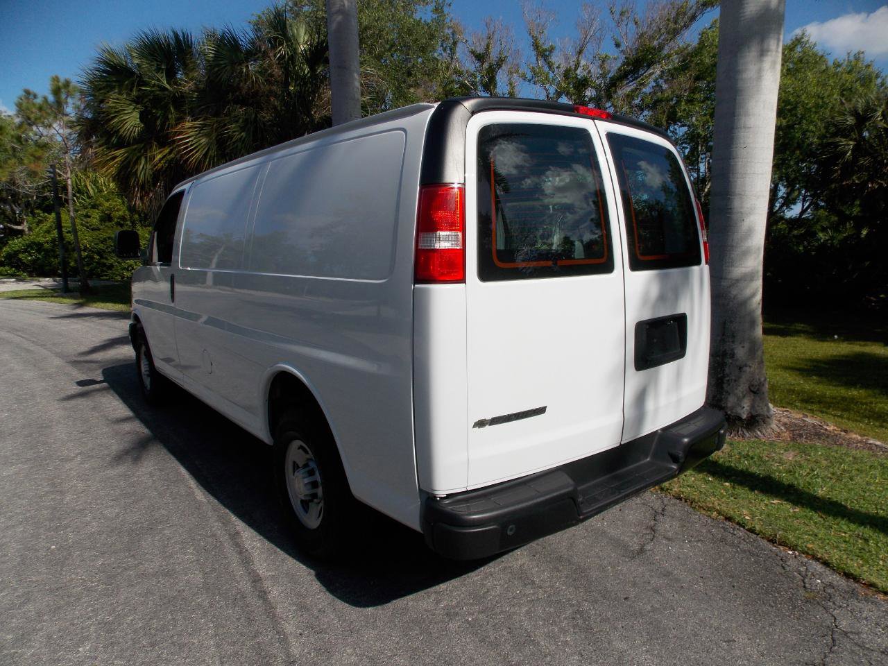 Used 2022 Chevrolet Express 2500 w/ Driver Convenience Package RWD image 4