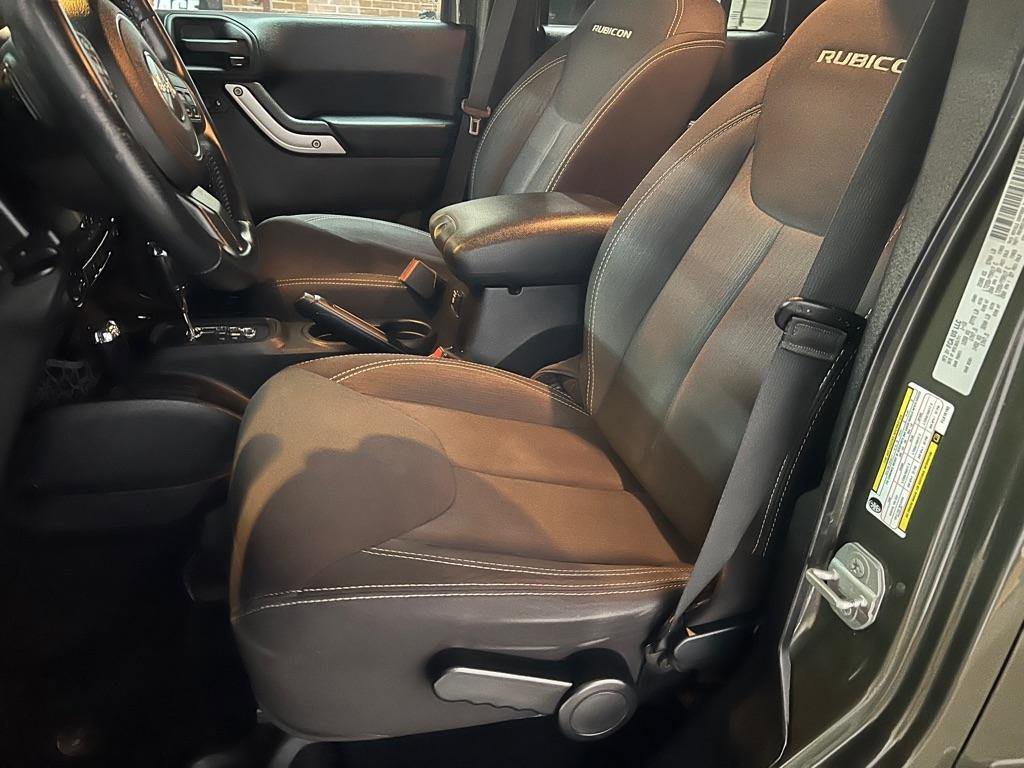 Used 2015 Jeep Wrangler Unlimited Rubicon w/ Connectivity Group image 21