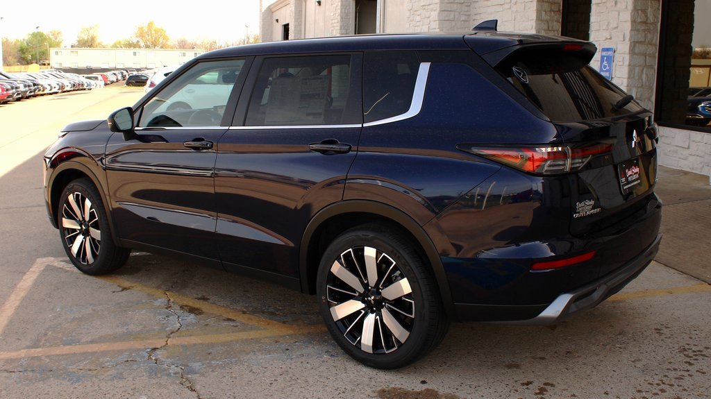 New 2025 Mitsubishi Outlander SE image 10