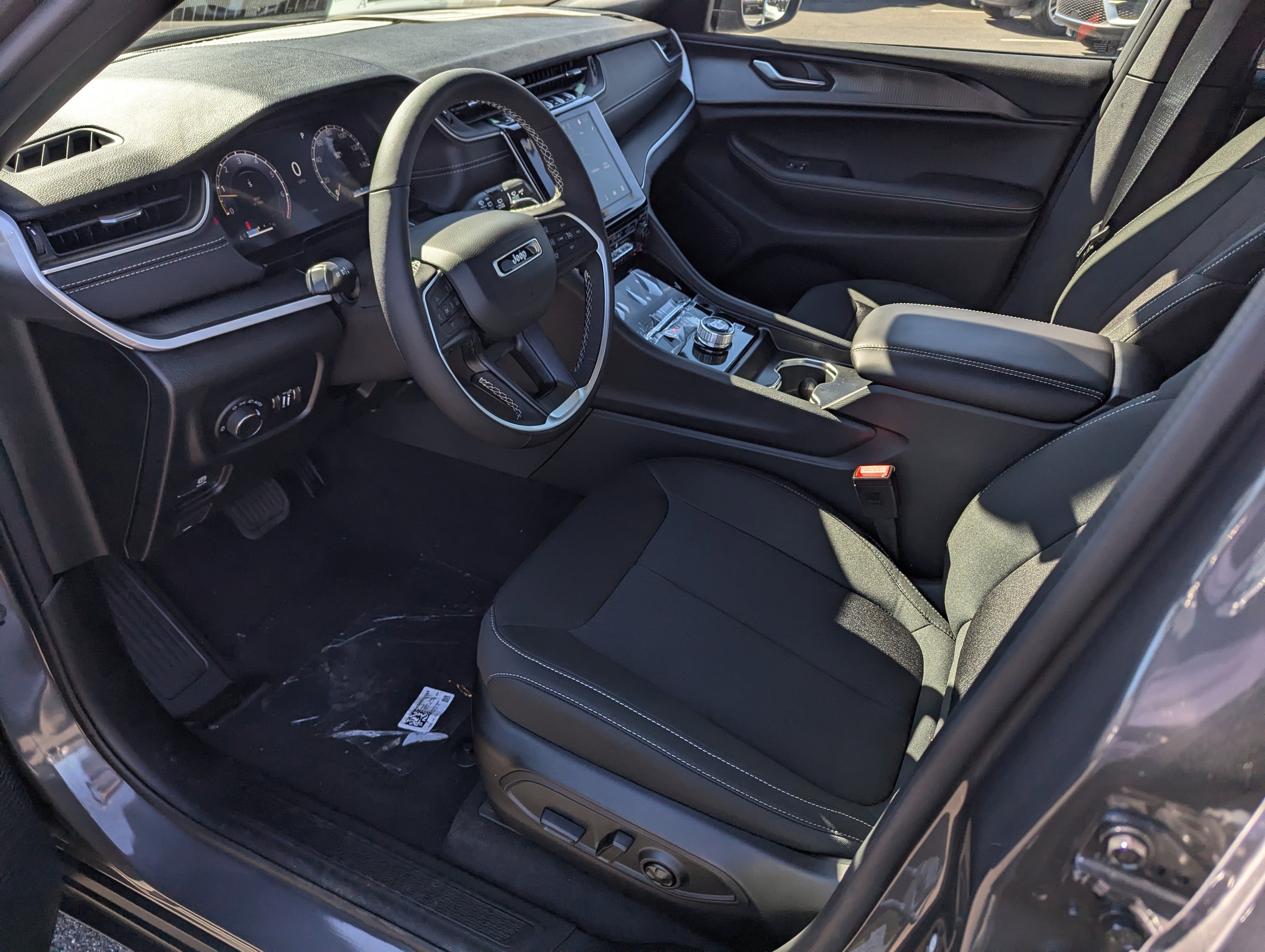 New 2025 Jeep Grand Cherokee Laredo w/ Luxury Tech Group I image 9