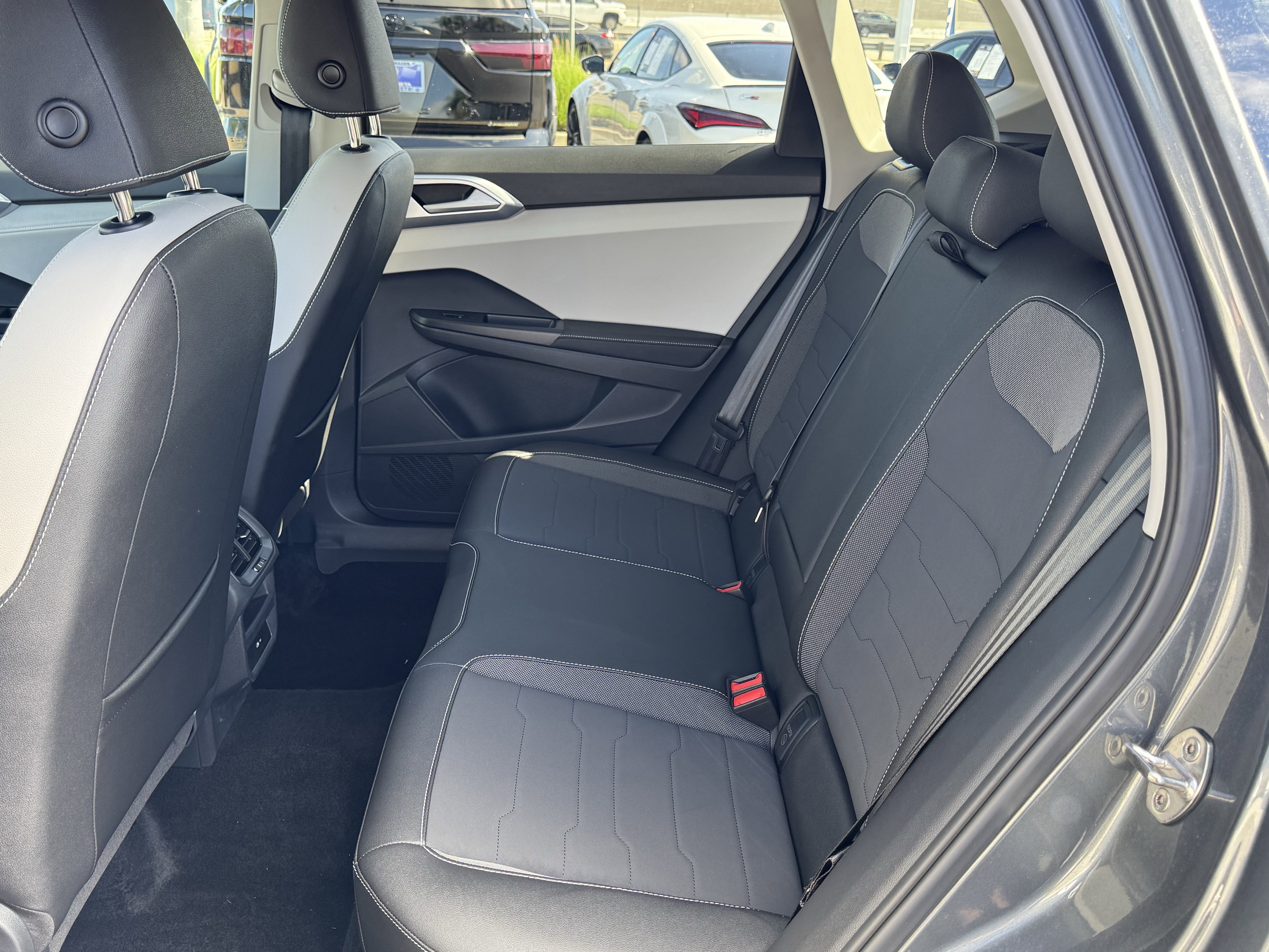 Used 2025 Volkswagen Taos SE image 34