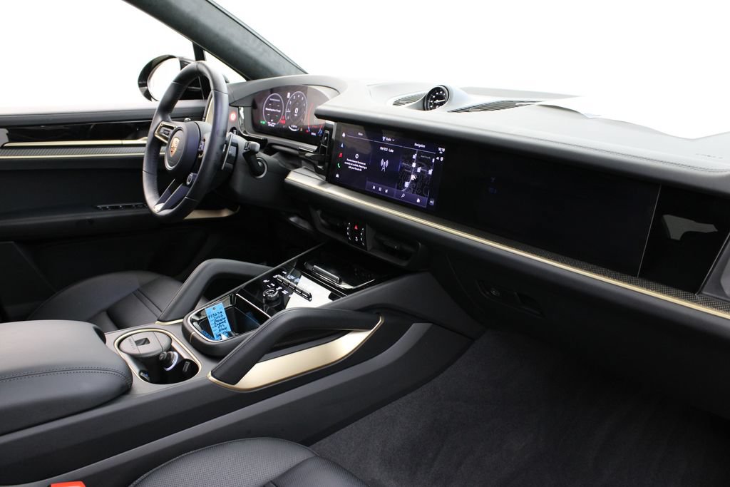 Certified 2026 Porsche Cayenne GTS AWD/4WD image 32