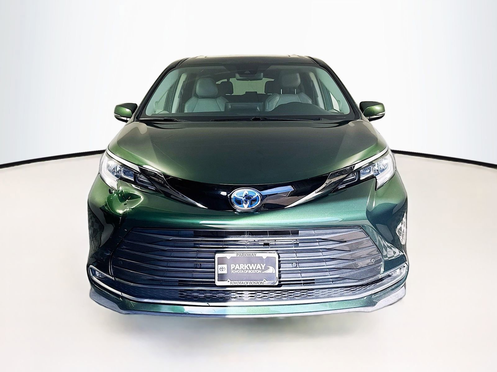 Used 2023 Toyota Sienna Limited AWD/4WD image 2