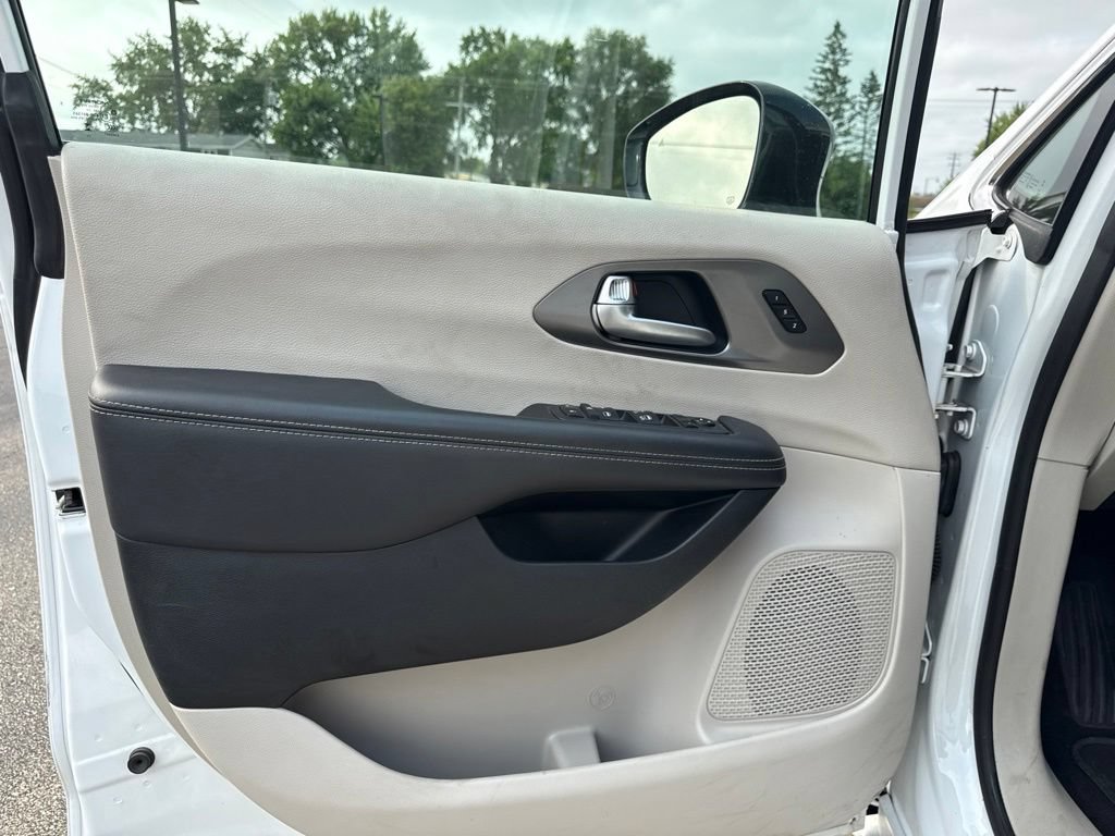 Used 2024 Chrysler Pacifica Touring-L FWD image 14
