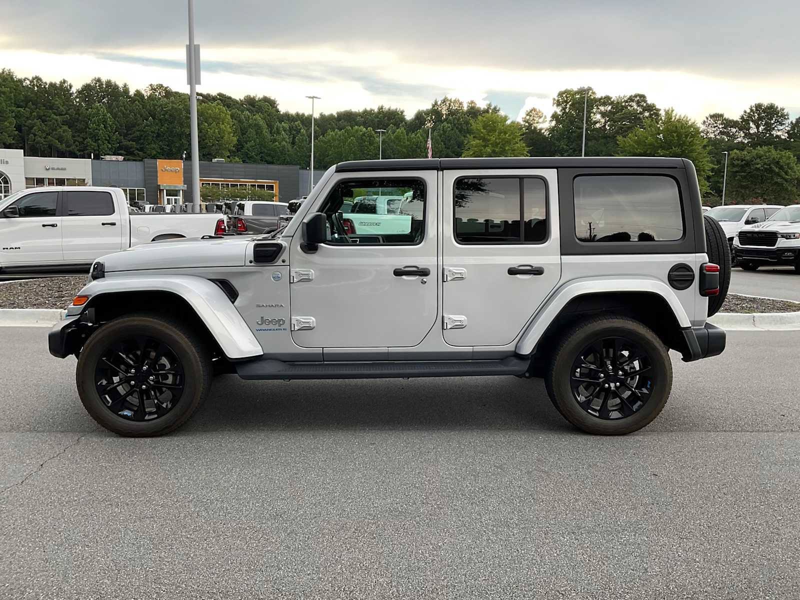 Used 2023 Jeep Wrangler Unlimited Sahara w/ Cold Weather Group AWD/4WD image 2