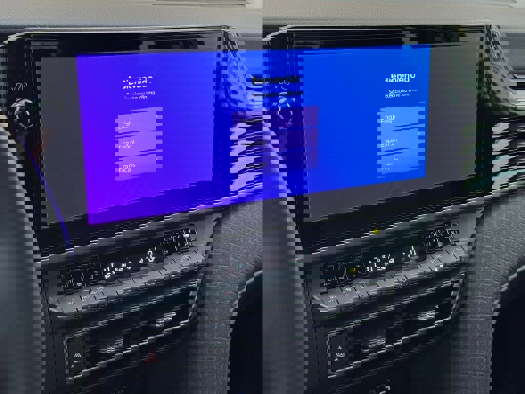 Used 2025 Toyota Camry XLE w/ Premium Plus Package image 31