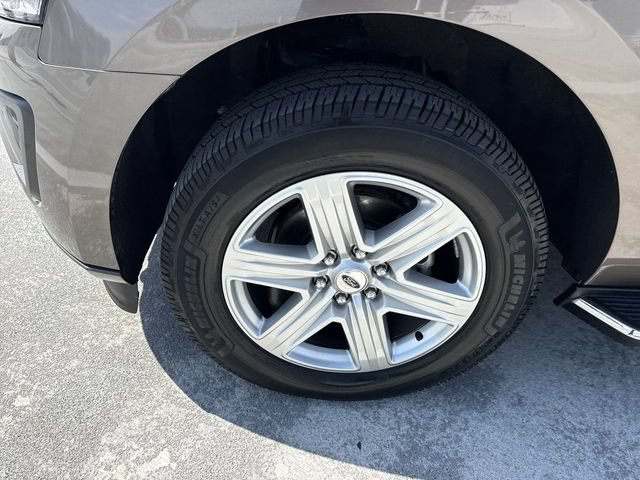 Used 2018 Ford Expedition XLT w/ Equipment Group 202A AWD/4WD image 10