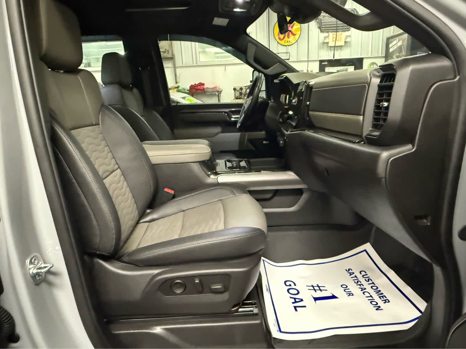 Used 2025 Chevrolet Silverado 2500 ZR2 w/ Technology Package image 27