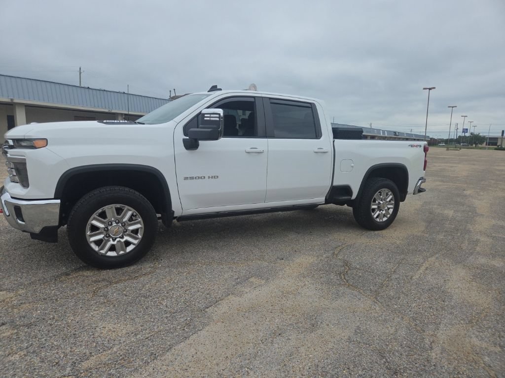 Used 2024 Chevrolet Silverado 2500 LT AWD/4WD image 4