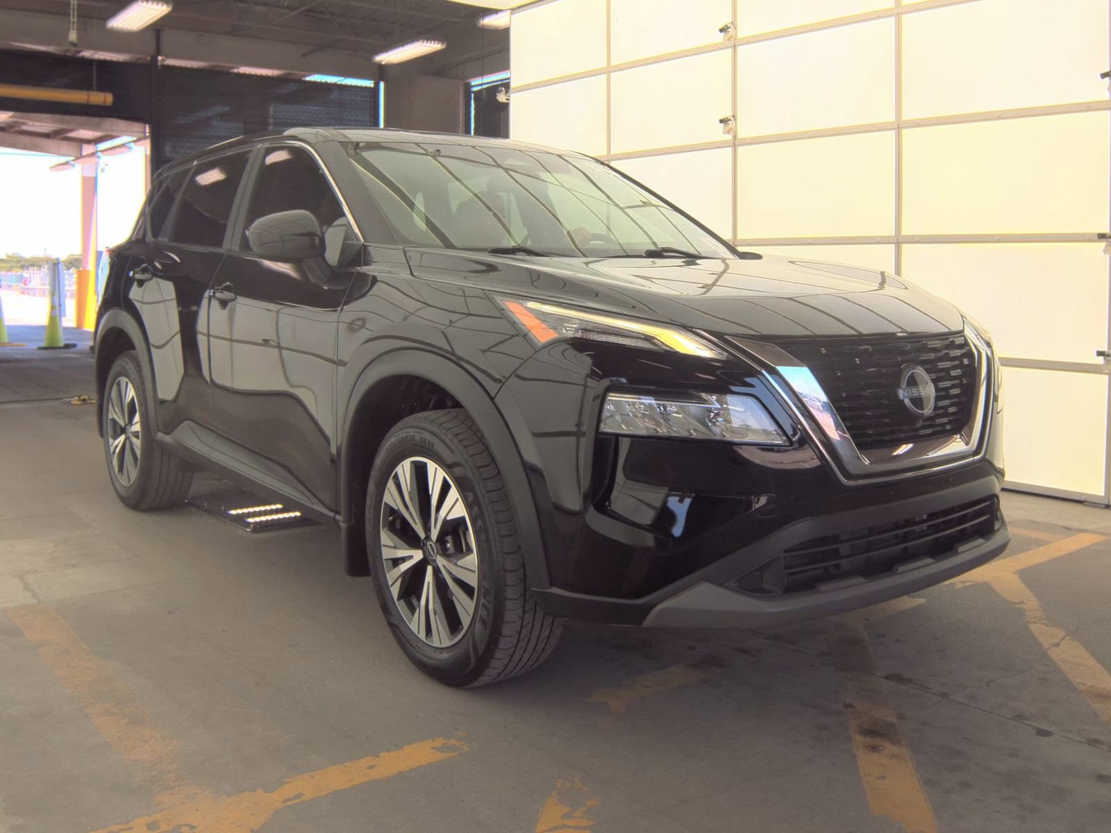 Used 2023 Nissan Rogue SV FWD image 2