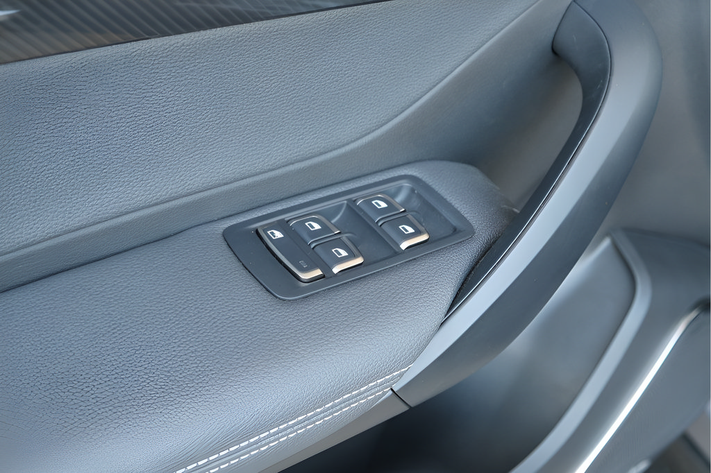 New 2025 VinFast VF 8 Eco AWD/4WD image 6
