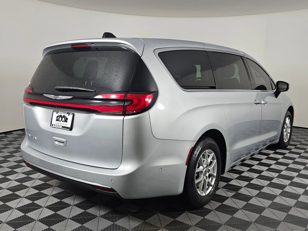 Used 2023 Chrysler Pacifica Touring-L image 3