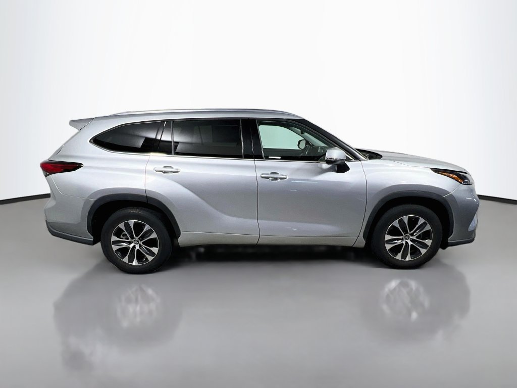 Used 2021 Toyota Highlander XLE FWD image 2